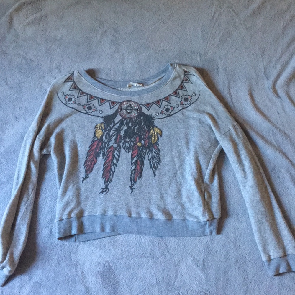 Crew neck moderately cropped sweatshirt w. design